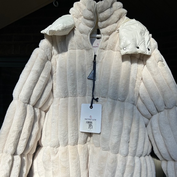 Women’s Moncler faux fur detachable hood down jacket size 3 NWT - Picture 1 of 14